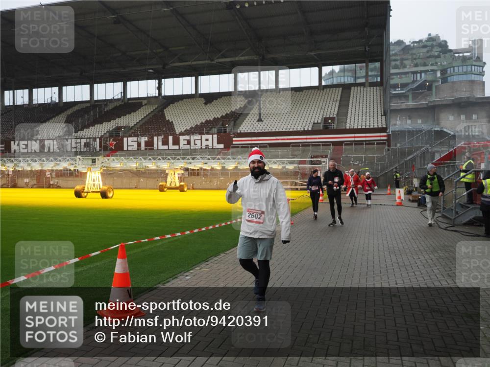 07.12.2025 - St. Pauli X-Mass-Run No. 15 Fabian Wolf http://msf.ph/oto/9420391 07.12.2025 11:39:06 Ziel 729, 1737, 2225, 2226, 2602, 3357 meine-sportfotos.de