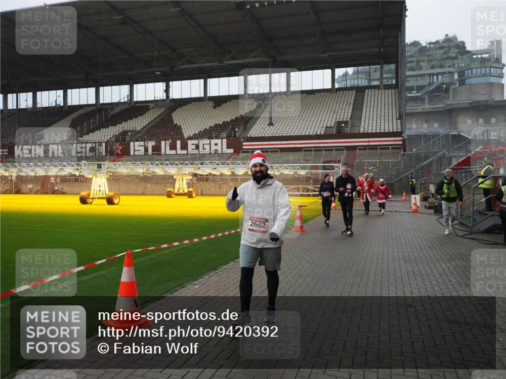 07.12.2025 - St. Pauli X-Mass-Run No. 15 Fabian Wolf http://msf.ph/oto/9420392 07.12.2025 11:39:07 Ziel 1737, 2225, 2226, 2602, 3357 meine-sportfotos.de