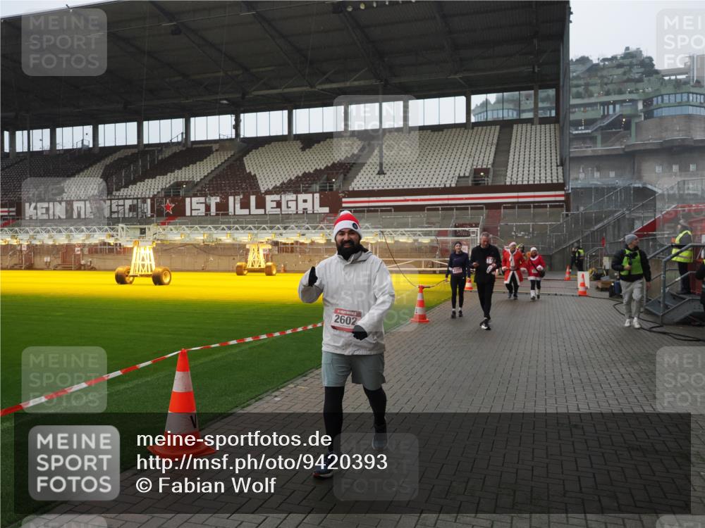 07.12.2025 - St. Pauli X-Mass-Run No. 15 Fabian Wolf http://msf.ph/oto/9420393 07.12.2025 11:39:07 Ziel 1737, 2225, 2226, 2602, 3357 meine-sportfotos.de