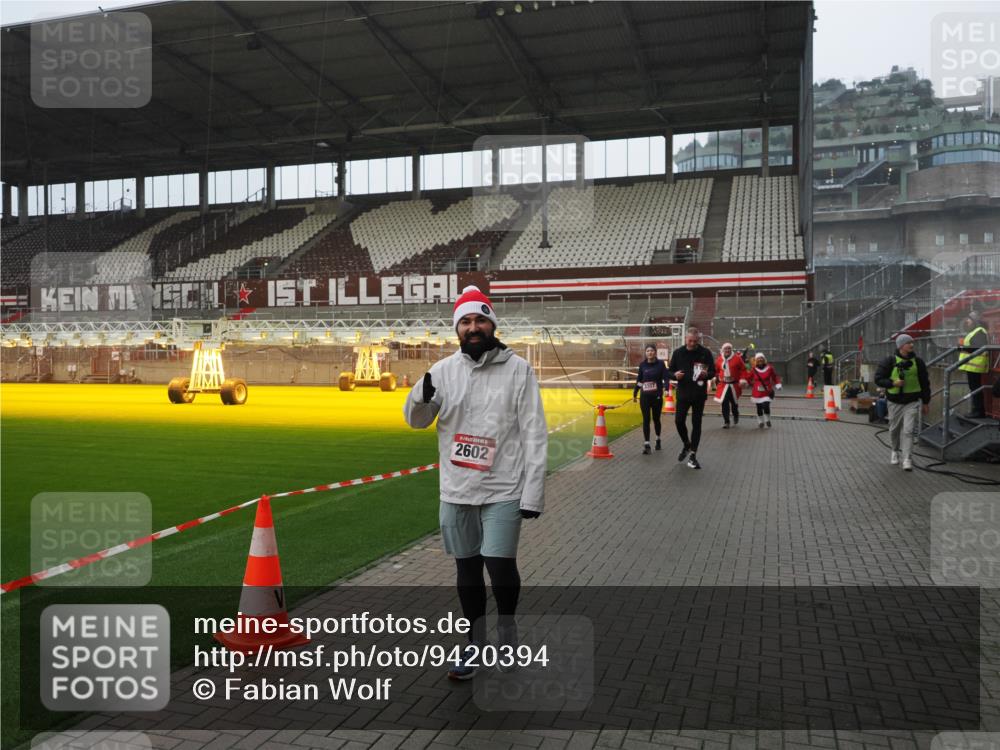 07.12.2025 - St. Pauli X-Mass-Run No. 15 Fabian Wolf http://msf.ph/oto/9420394 07.12.2025 11:39:07 Ziel 1737, 2225, 2226, 2602, 3357 meine-sportfotos.de