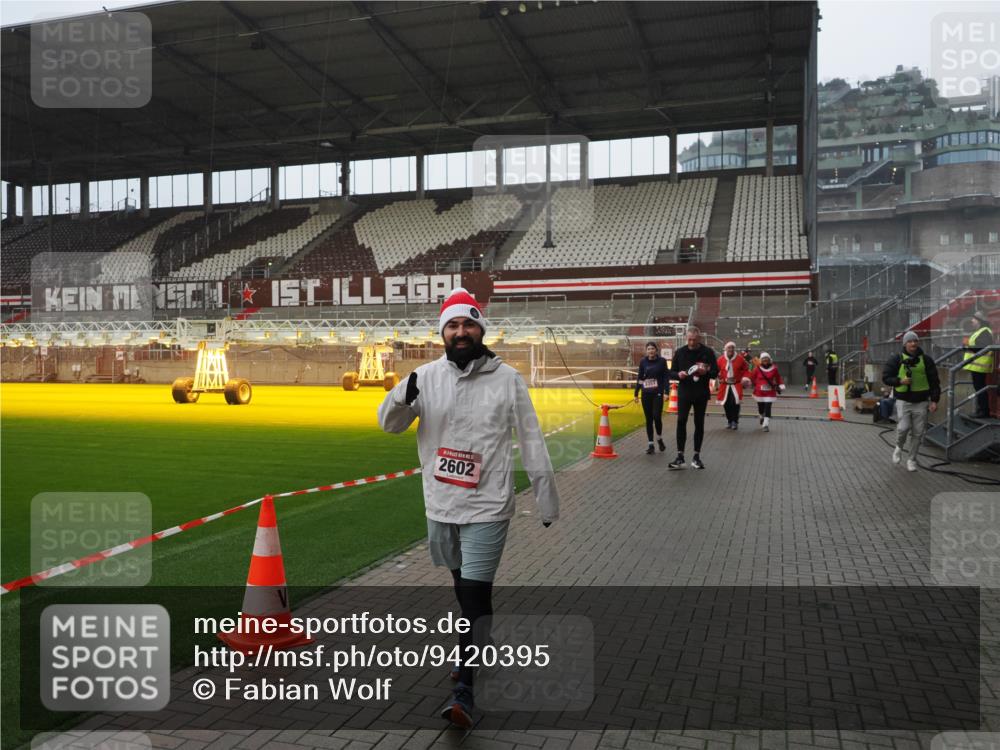 07.12.2025 - St. Pauli X-Mass-Run No. 15 Fabian Wolf http://msf.ph/oto/9420395 07.12.2025 11:39:07 Ziel 1737, 2225, 2226, 2602, 3357 meine-sportfotos.de
