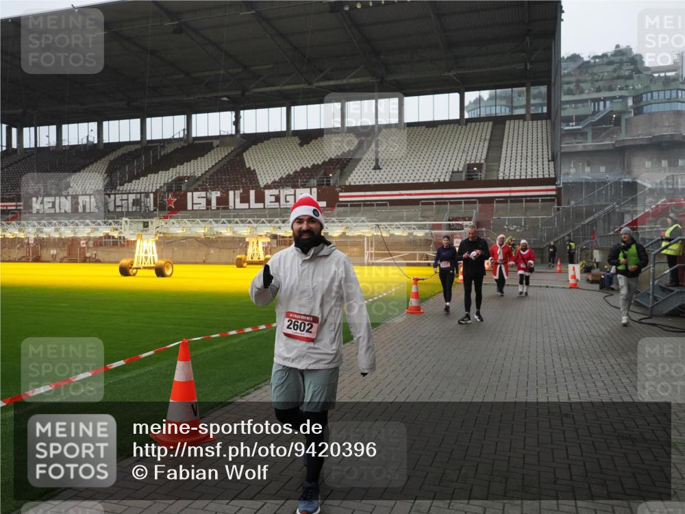 07.12.2025 - St. Pauli X-Mass-Run No. 15 Fabian Wolf http://msf.ph/oto/9420396 07.12.2025 11:39:07 Ziel 1737, 2225, 2226, 2602, 3357 meine-sportfotos.de