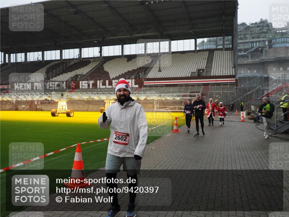 07.12.2025 - St. Pauli X-Mass-Run No. 15 Fabian Wolf http://msf.ph/oto/9420397 07.12.2025 11:39:08 Ziel 1737, 2225, 2226, 2602, 3357 meine-sportfotos.de