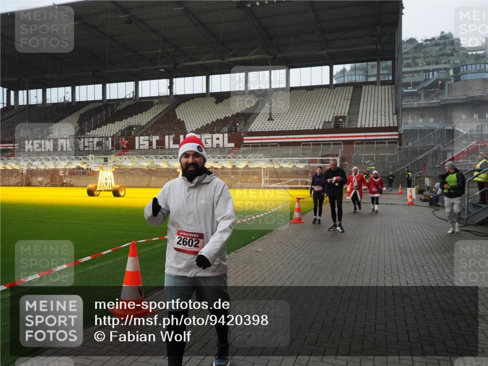 07.12.2025 - St. Pauli X-Mass-Run No. 15 Fabian Wolf http://msf.ph/oto/9420398 07.12.2025 11:39:08 Ziel 1737, 2225, 2226, 2602, 3357 meine-sportfotos.de