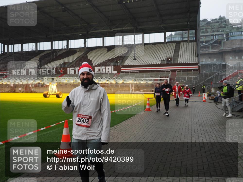 07.12.2025 - St. Pauli X-Mass-Run No. 15 Fabian Wolf http://msf.ph/oto/9420399 07.12.2025 11:39:08 Ziel 1737, 2225, 2226, 2602, 3357 meine-sportfotos.de