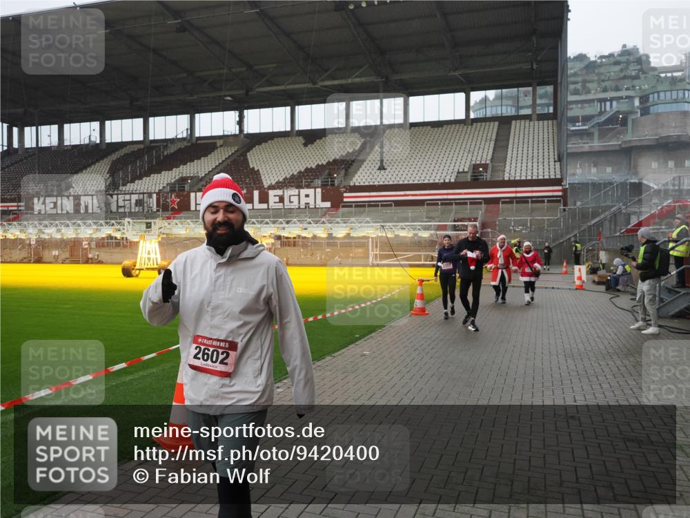 07.12.2025 - St. Pauli X-Mass-Run No. 15 Fabian Wolf http://msf.ph/oto/9420400 07.12.2025 11:39:08 Ziel 1737, 2225, 2226, 2602, 3357 meine-sportfotos.de