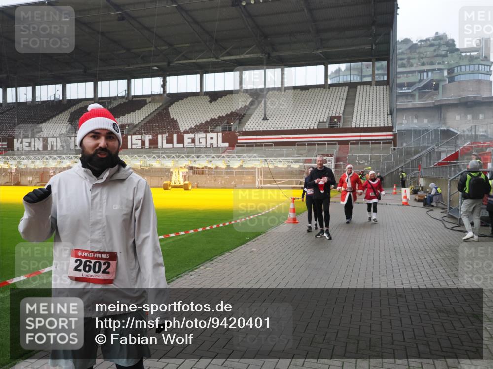 07.12.2025 - St. Pauli X-Mass-Run No. 15 Fabian Wolf http://msf.ph/oto/9420401 07.12.2025 11:39:09 Ziel 1737, 2225, 2226, 2602, 3357 meine-sportfotos.de