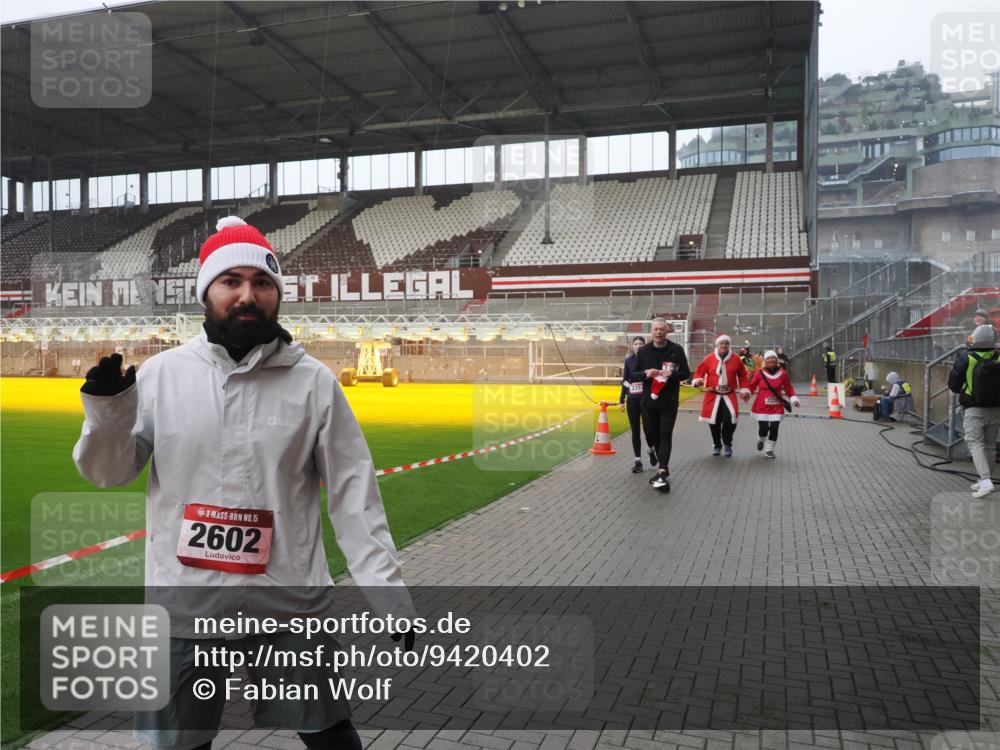 07.12.2025 - St. Pauli X-Mass-Run No. 15 Fabian Wolf http://msf.ph/oto/9420402 07.12.2025 11:39:09 Ziel 1737, 2225, 2226, 2602, 3357 meine-sportfotos.de