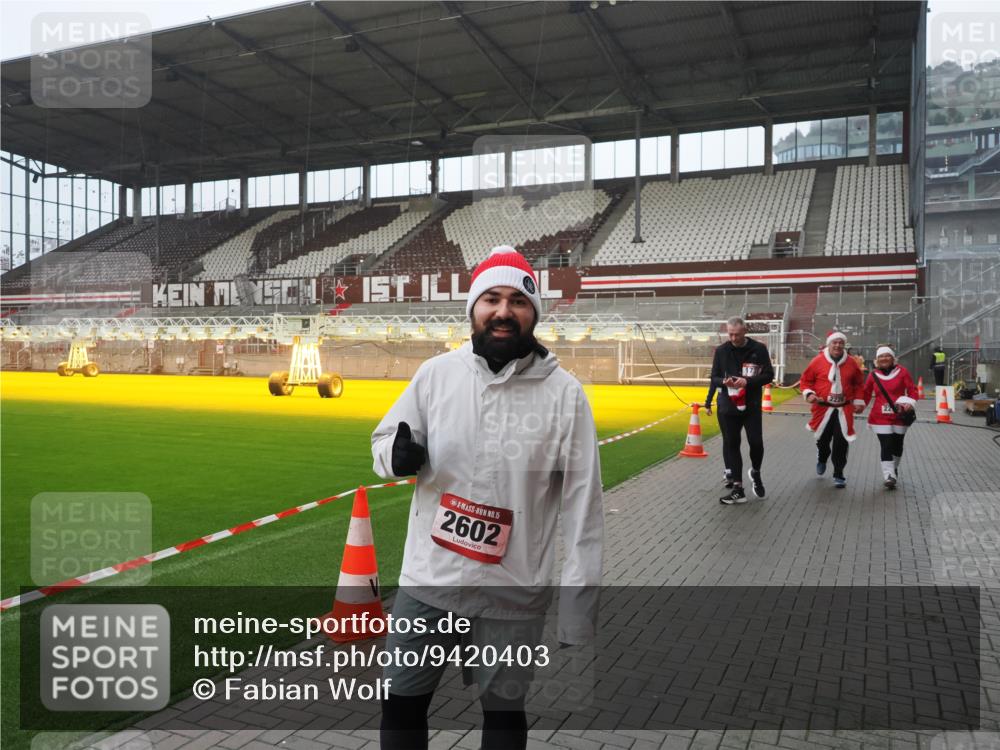 07.12.2025 - St. Pauli X-Mass-Run No. 15 Fabian Wolf http://msf.ph/oto/9420403 07.12.2025 11:39:10 Ziel 1737, 2225, 2226, 2602, 3357 meine-sportfotos.de