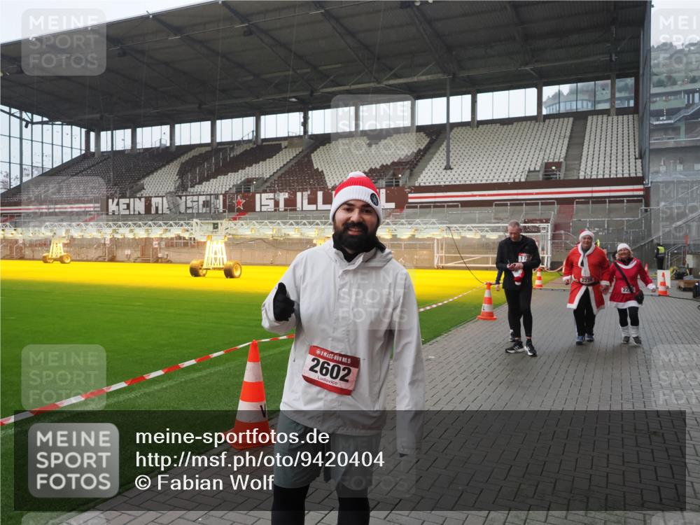 07.12.2025 - St. Pauli X-Mass-Run No. 15 Fabian Wolf http://msf.ph/oto/9420404 07.12.2025 11:39:10 Ziel 1737, 2225, 2226, 2602, 3357 meine-sportfotos.de