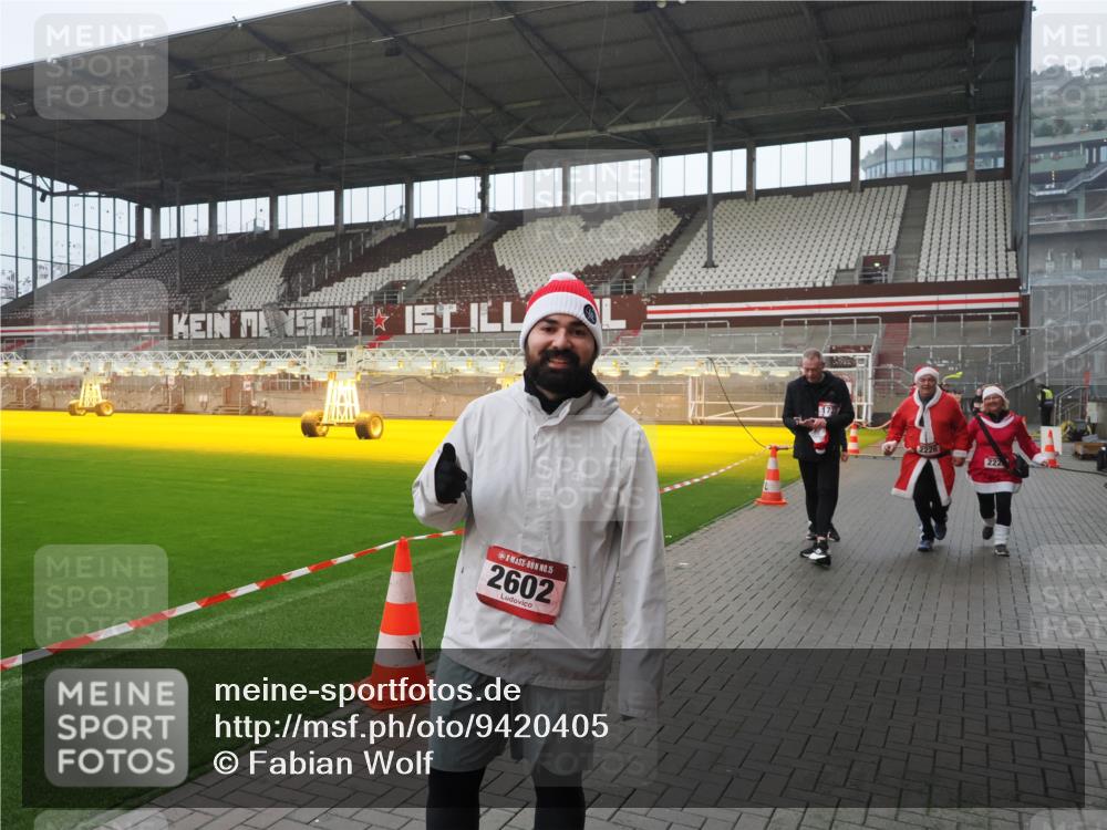 07.12.2025 - St. Pauli X-Mass-Run No. 15 Fabian Wolf http://msf.ph/oto/9420405 07.12.2025 11:39:11 Ziel 1737, 2225, 2226, 2602, 2978, 3357 meine-sportfotos.de