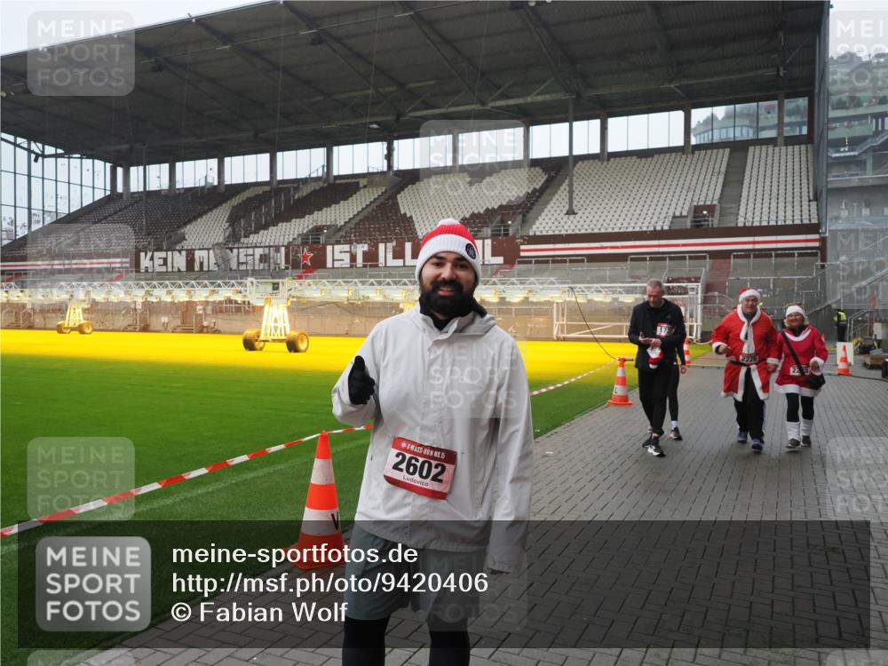 07.12.2025 - St. Pauli X-Mass-Run No. 15 Fabian Wolf http://msf.ph/oto/9420406 07.12.2025 11:39:11 Ziel 1737, 2225, 2226, 2602, 2978, 3357 meine-sportfotos.de
