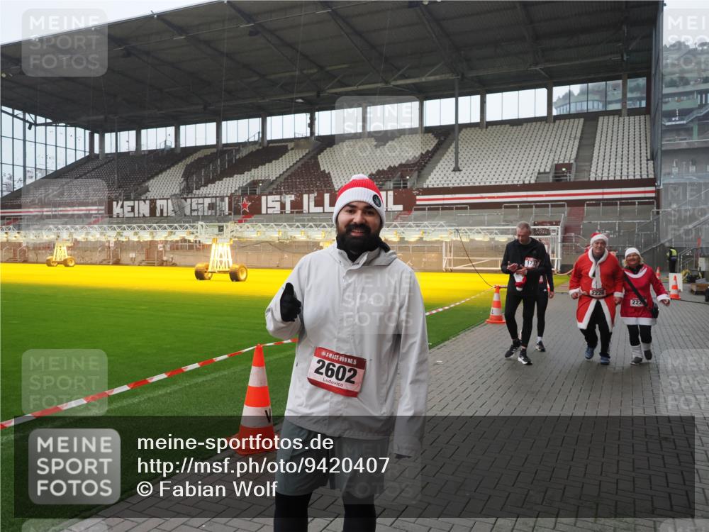 07.12.2025 - St. Pauli X-Mass-Run No. 15 Fabian Wolf http://msf.ph/oto/9420407 07.12.2025 11:39:11 Ziel 1737, 2225, 2226, 2602, 2978, 3357 meine-sportfotos.de