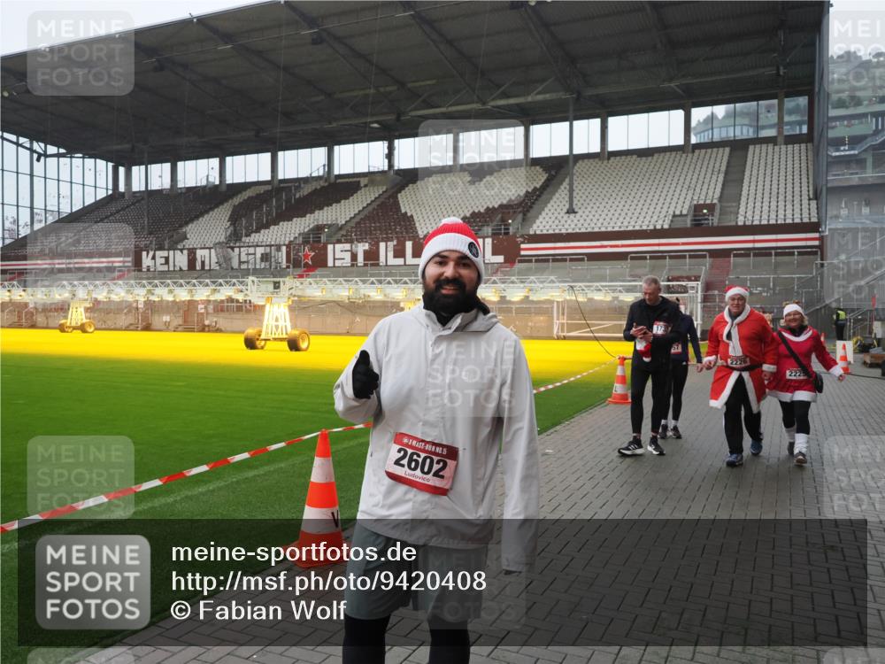 07.12.2025 - St. Pauli X-Mass-Run No. 15 Fabian Wolf http://msf.ph/oto/9420408 07.12.2025 11:39:11 Ziel 1737, 2225, 2226, 2602, 2978, 3357 meine-sportfotos.de