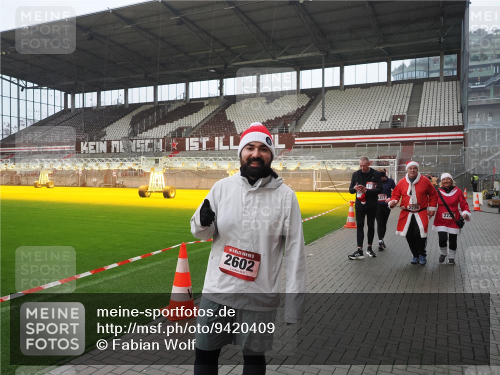 07.12.2025 - St. Pauli X-Mass-Run No. 15 Fabian Wolf http://msf.ph/oto/9420409 07.12.2025 11:39:11 Ziel 1737, 2225, 2226, 2602, 2978, 3357 meine-sportfotos.de