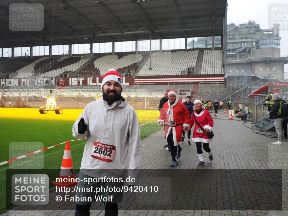 07.12.2025 - St. Pauli X-Mass-Run No. 15 Fabian Wolf http://msf.ph/oto/9420410 07.12.2025 11:39:12 Ziel 1737, 2225, 2226, 2602, 2978, 3357 meine-sportfotos.de