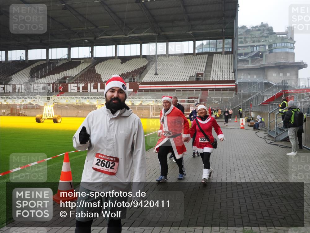 07.12.2025 - St. Pauli X-Mass-Run No. 15 Fabian Wolf http://msf.ph/oto/9420411 07.12.2025 11:39:13 Ziel 1737, 2225, 2226, 2978, 3357 meine-sportfotos.de