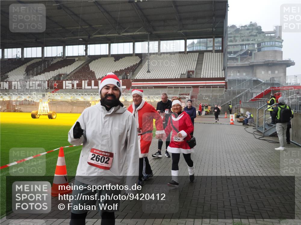 07.12.2025 - St. Pauli X-Mass-Run No. 15 Fabian Wolf http://msf.ph/oto/9420412 07.12.2025 11:39:13 Ziel 1737, 2225, 2226, 2978, 3357 meine-sportfotos.de