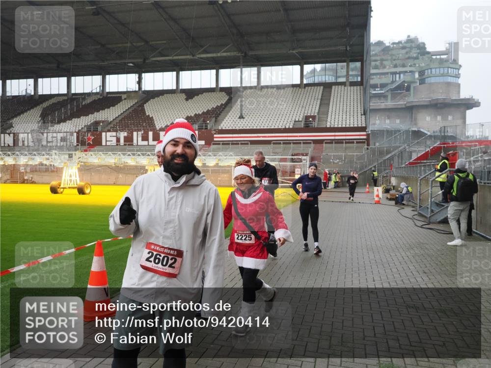 07.12.2025 - St. Pauli X-Mass-Run No. 15 Fabian Wolf http://msf.ph/oto/9420414 07.12.2025 11:39:13 Ziel 1737, 2225, 2226, 2978, 3357 meine-sportfotos.de