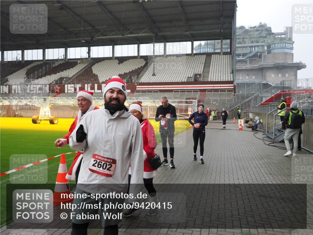 07.12.2025 - St. Pauli X-Mass-Run No. 15 Fabian Wolf http://msf.ph/oto/9420415 07.12.2025 11:39:13 Ziel 1737, 2225, 2226, 2978, 3357 meine-sportfotos.de