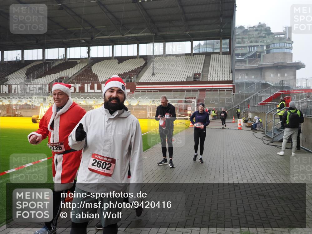 07.12.2025 - St. Pauli X-Mass-Run No. 15 Fabian Wolf http://msf.ph/oto/9420416 07.12.2025 11:39:14 Ziel 1737, 2225, 2226, 2978, 3357 meine-sportfotos.de