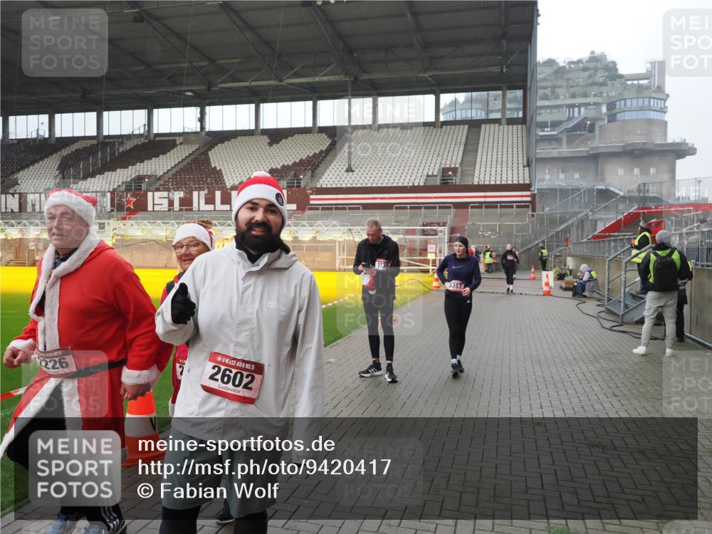 07.12.2025 - St. Pauli X-Mass-Run No. 15 Fabian Wolf http://msf.ph/oto/9420417 07.12.2025 11:39:14 Ziel 1737, 2225, 2226, 2978, 3357 meine-sportfotos.de