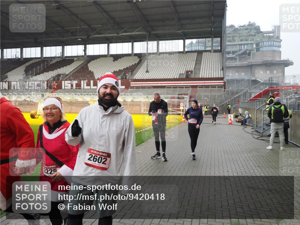 07.12.2025 - St. Pauli X-Mass-Run No. 15 Fabian Wolf http://msf.ph/oto/9420418 07.12.2025 11:39:14 Ziel 1737, 2225, 2226, 2978, 3357 meine-sportfotos.de