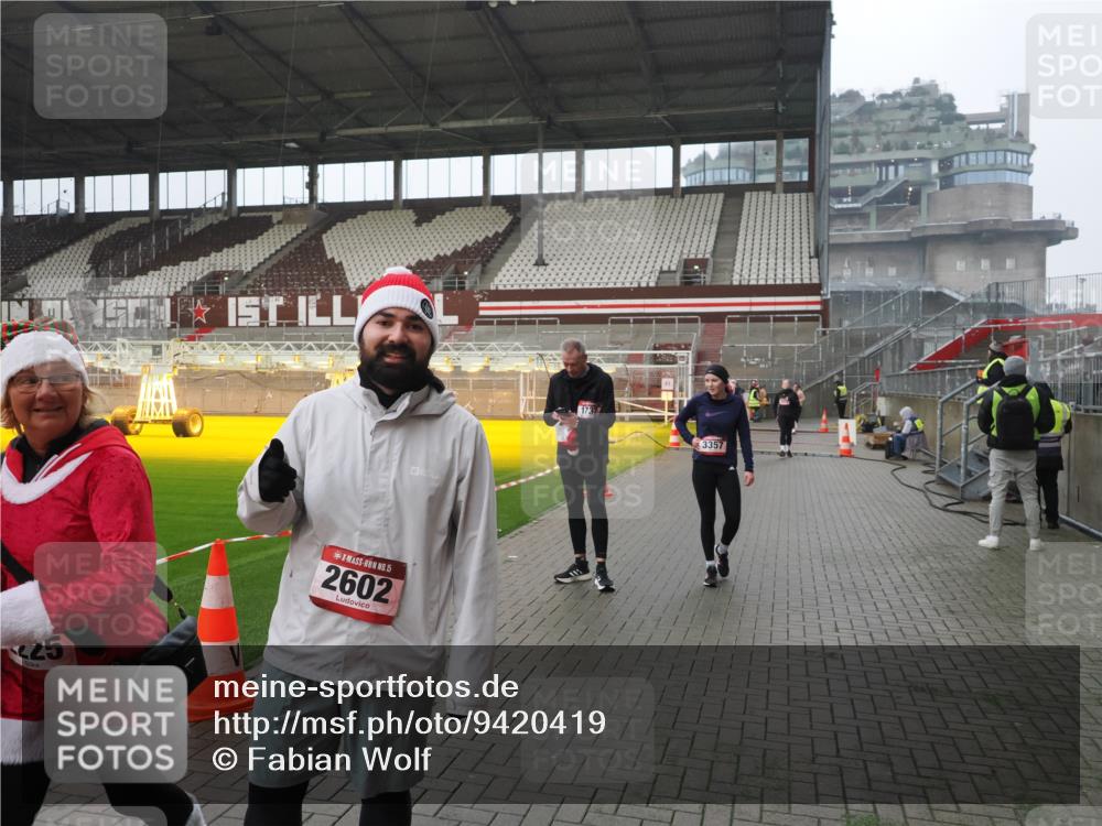 07.12.2025 - St. Pauli X-Mass-Run No. 15 Fabian Wolf http://msf.ph/oto/9420419 07.12.2025 11:39:14 Ziel 1737, 2225, 2226, 2978, 3357 meine-sportfotos.de
