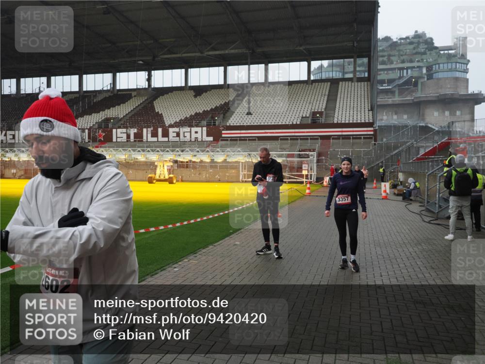 07.12.2025 - St. Pauli X-Mass-Run No. 15 Fabian Wolf http://msf.ph/oto/9420420 07.12.2025 11:39:16 Ziel 2057, 2225, 2226, 2978, 3357 meine-sportfotos.de