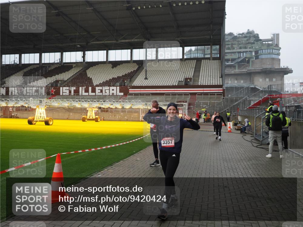 07.12.2025 - St. Pauli X-Mass-Run No. 15 Fabian Wolf http://msf.ph/oto/9420424 07.12.2025 11:39:18 Ziel 2057, 2225, 2226, 2978, 3357 meine-sportfotos.de