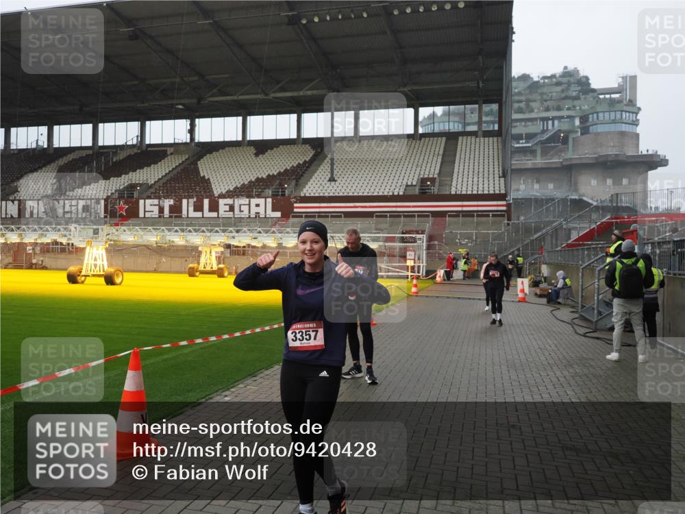 07.12.2025 - St. Pauli X-Mass-Run No. 15 Fabian Wolf http://msf.ph/oto/9420428 07.12.2025 11:39:19 Ziel 2057, 2225, 2226, 2978, 3357 meine-sportfotos.de