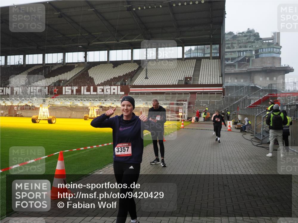 07.12.2025 - St. Pauli X-Mass-Run No. 15 Fabian Wolf http://msf.ph/oto/9420429 07.12.2025 11:39:19 Ziel 2057, 2225, 2226, 2978, 3357 meine-sportfotos.de