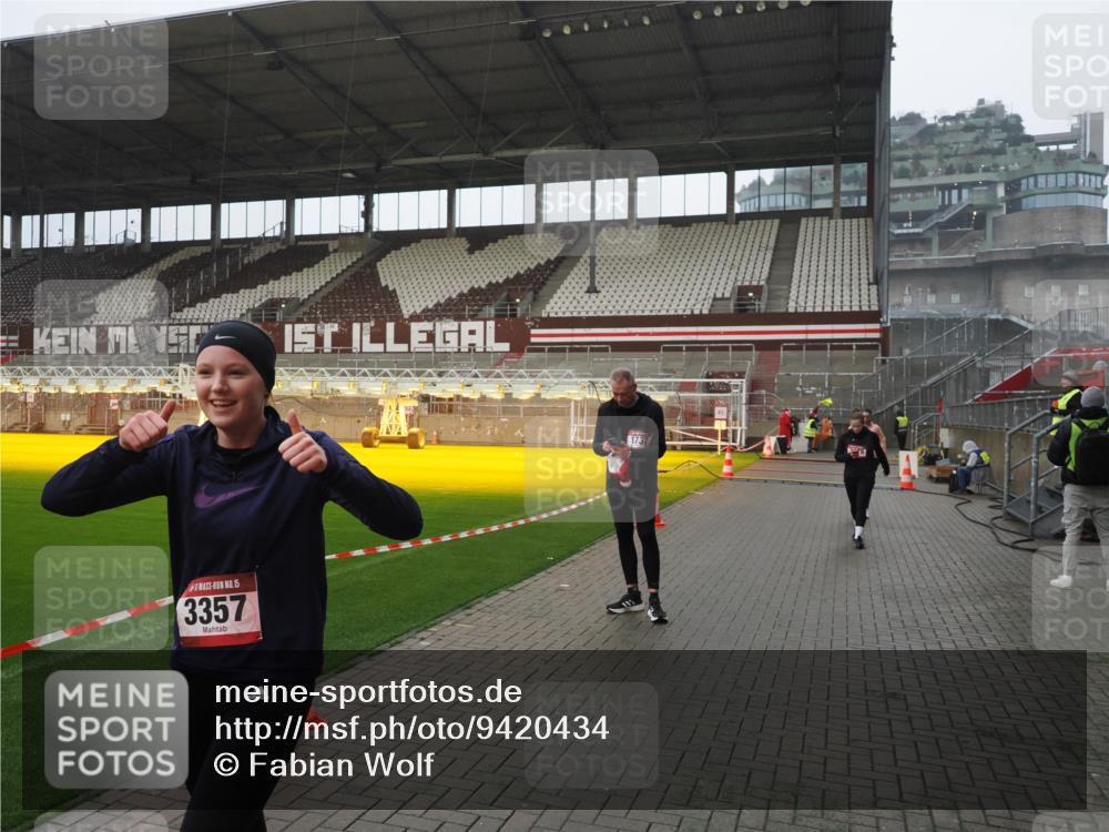 07.12.2025 - St. Pauli X-Mass-Run No. 15 Fabian Wolf http://msf.ph/oto/9420434 07.12.2025 11:39:20 Ziel 2057, 2225, 2226, 2978, 3357 meine-sportfotos.de