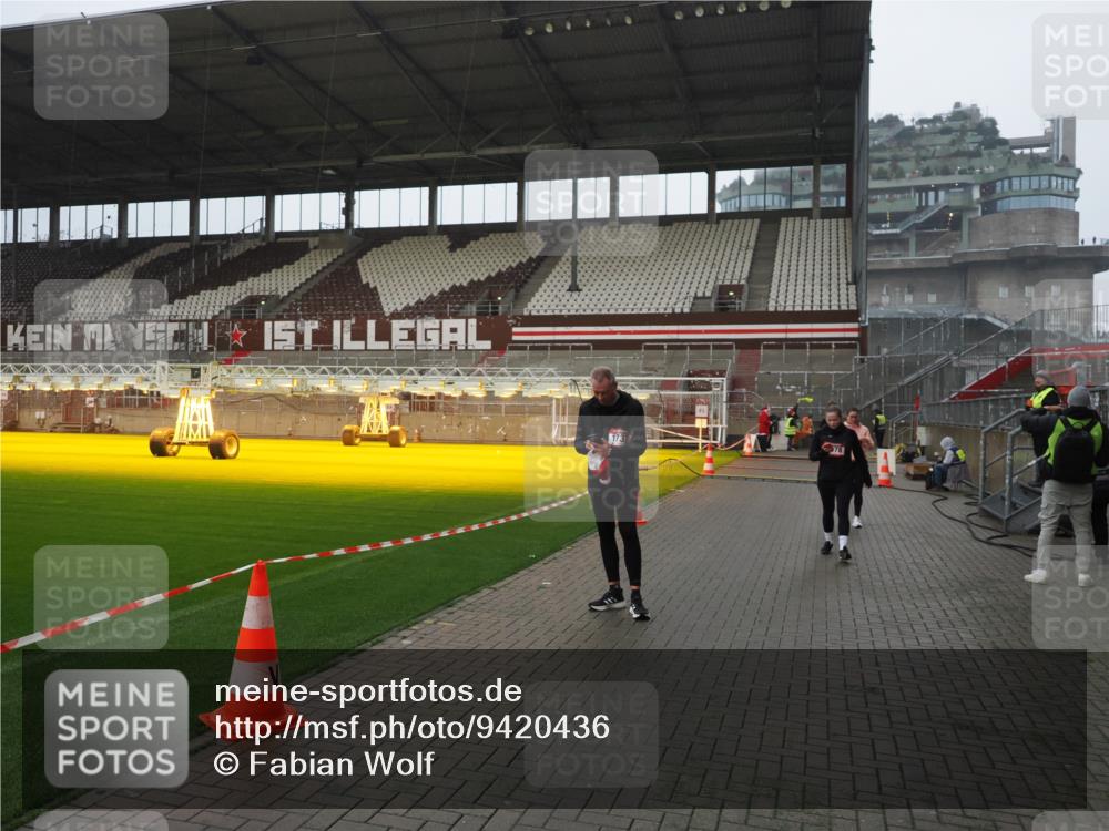 07.12.2025 - St. Pauli X-Mass-Run No. 15 Fabian Wolf http://msf.ph/oto/9420436 07.12.2025 11:39:21 Ziel 2057, 2225, 2226, 2978 meine-sportfotos.de