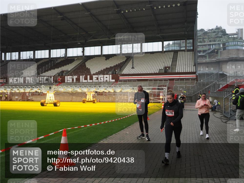 07.12.2025 - St. Pauli X-Mass-Run No. 15 Fabian Wolf http://msf.ph/oto/9420438 07.12.2025 11:39:25 Ziel 2057, 2978, 3593 meine-sportfotos.de