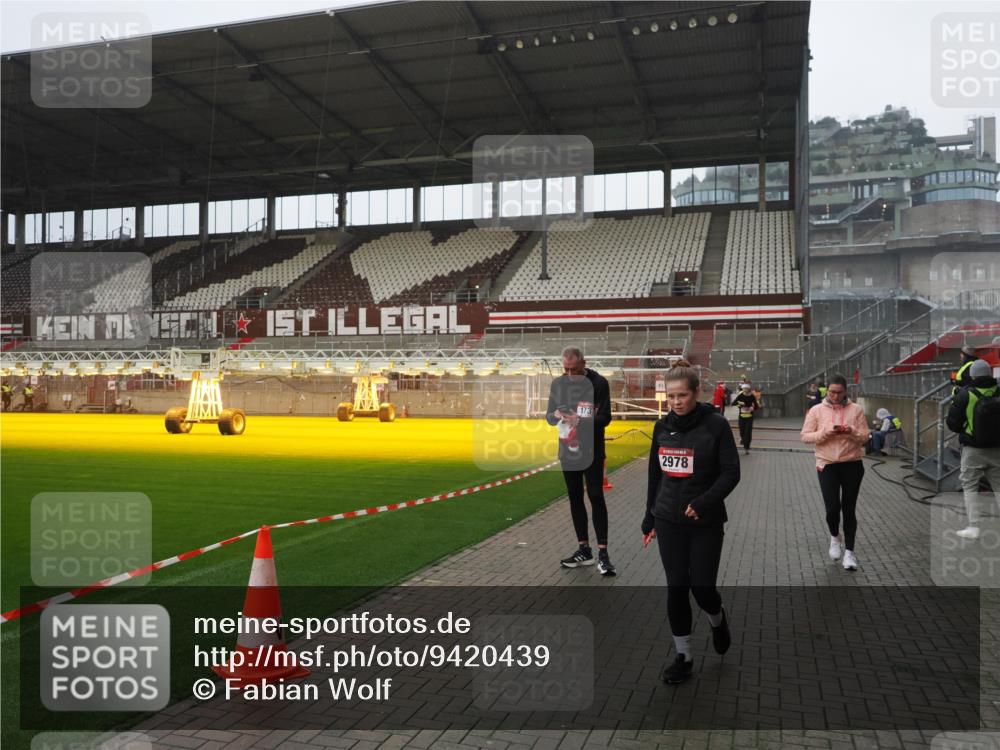 07.12.2025 - St. Pauli X-Mass-Run No. 15 Fabian Wolf http://msf.ph/oto/9420439 07.12.2025 11:39:25 Ziel 2057, 2978, 3593 meine-sportfotos.de