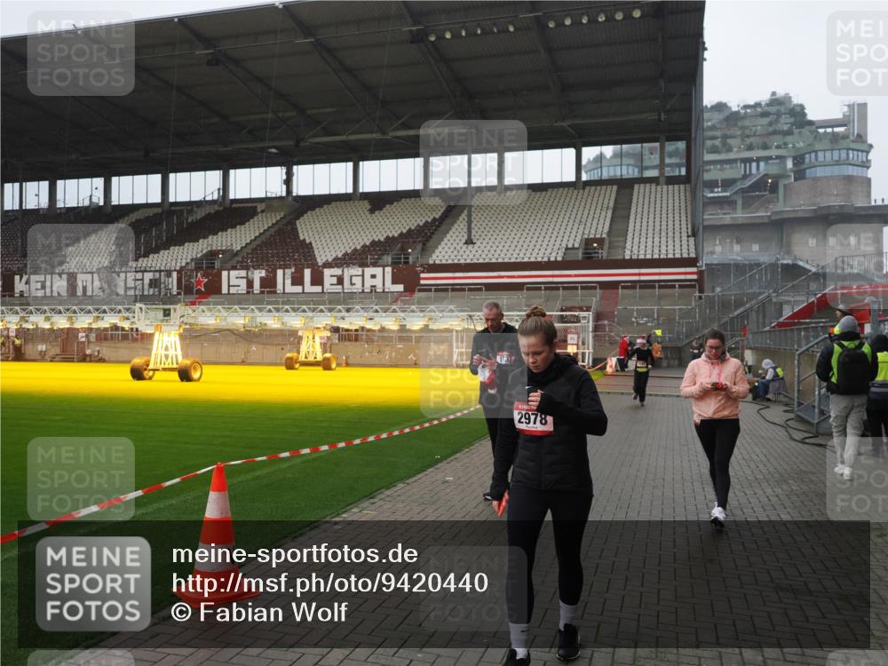 07.12.2025 - St. Pauli X-Mass-Run No. 15 Fabian Wolf http://msf.ph/oto/9420440 07.12.2025 11:39:25 Ziel 2057, 2978, 3593 meine-sportfotos.de