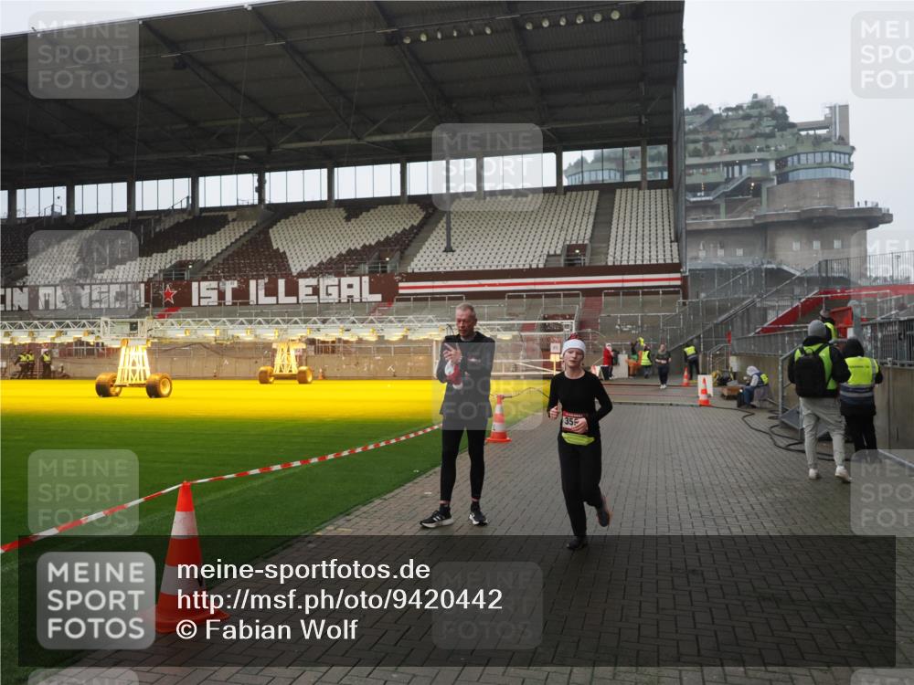 07.12.2025 - St. Pauli X-Mass-Run No. 15 Fabian Wolf http://msf.ph/oto/9420442 07.12.2025 11:39:30 Ziel 2057, 2978, 3593 meine-sportfotos.de