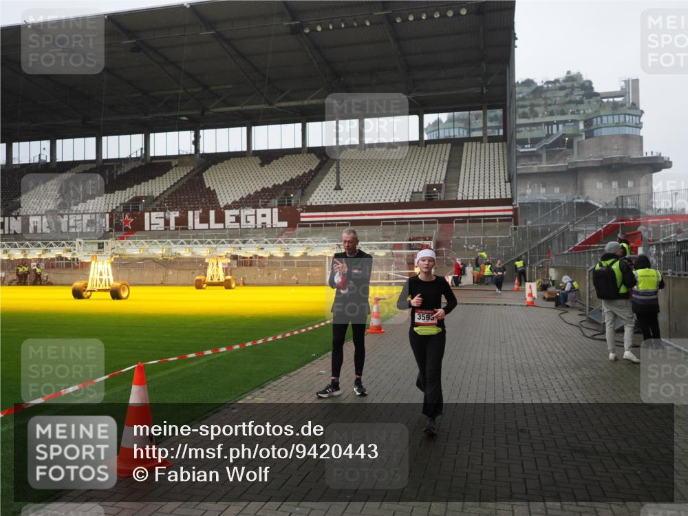 07.12.2025 - St. Pauli X-Mass-Run No. 15 Fabian Wolf http://msf.ph/oto/9420443 07.12.2025 11:39:30 Ziel 2057, 2978, 3593 meine-sportfotos.de