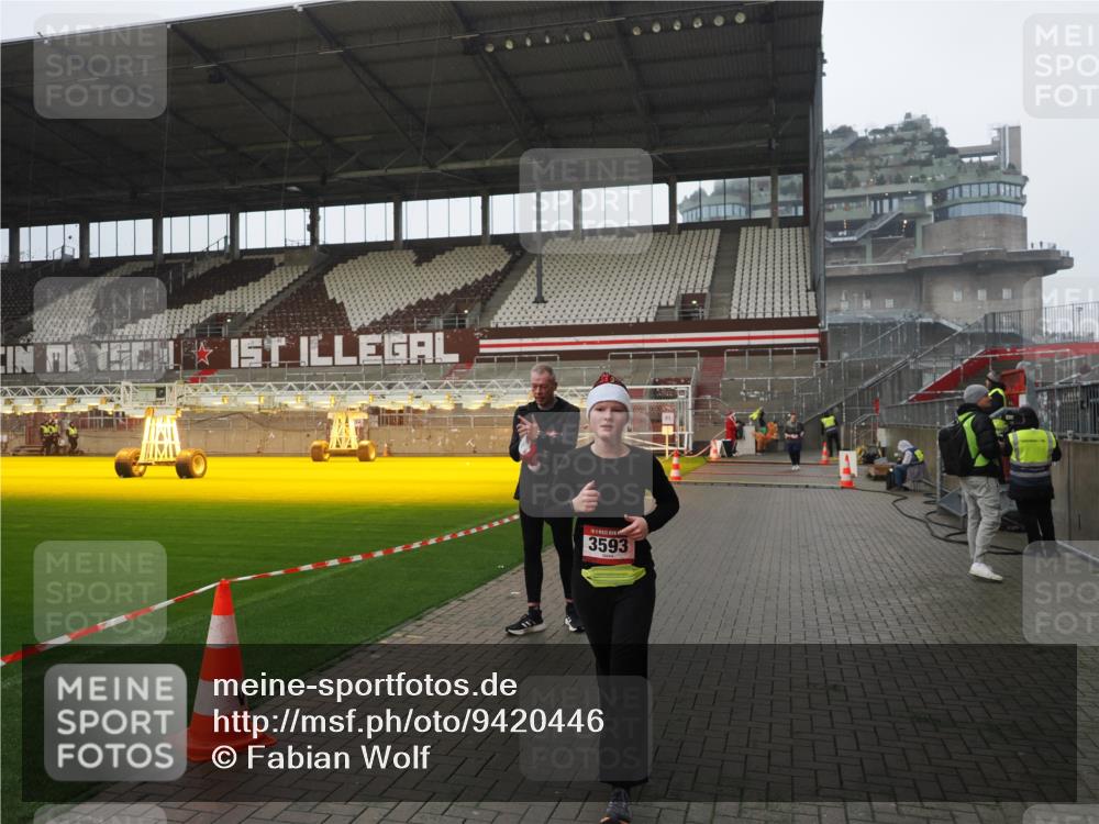 07.12.2025 - St. Pauli X-Mass-Run No. 15 Fabian Wolf http://msf.ph/oto/9420446 07.12.2025 11:39:30 Ziel 2057, 2978, 3593 meine-sportfotos.de