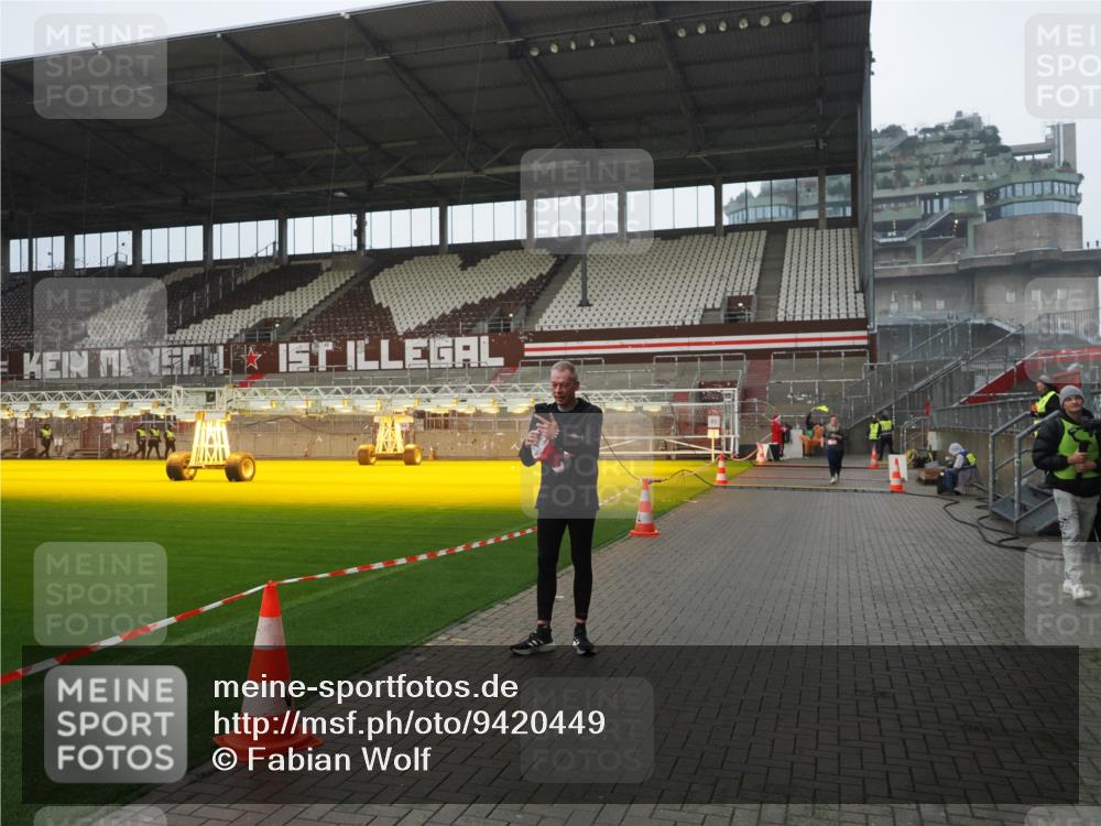 07.12.2025 - St. Pauli X-Mass-Run No. 15 Fabian Wolf http://msf.ph/oto/9420449 07.12.2025 11:39:33 Ziel 12, 2057, 3593 meine-sportfotos.de