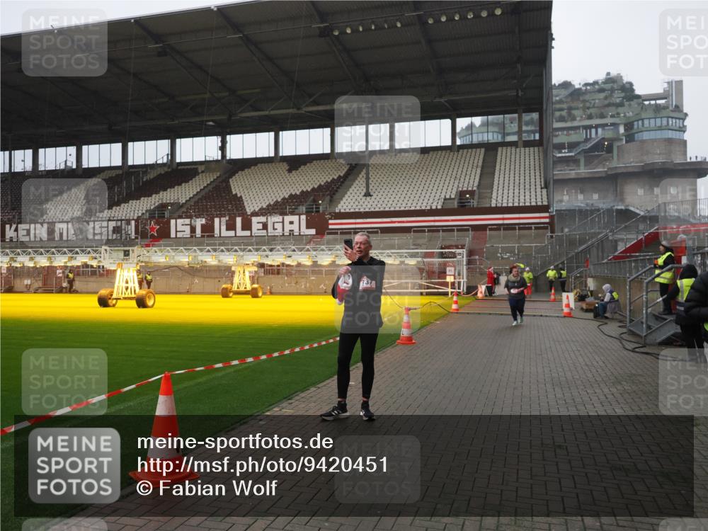 07.12.2025 - St. Pauli X-Mass-Run No. 15 Fabian Wolf http://msf.ph/oto/9420451 07.12.2025 11:39:36 Ziel 12, 2057, 3593 meine-sportfotos.de