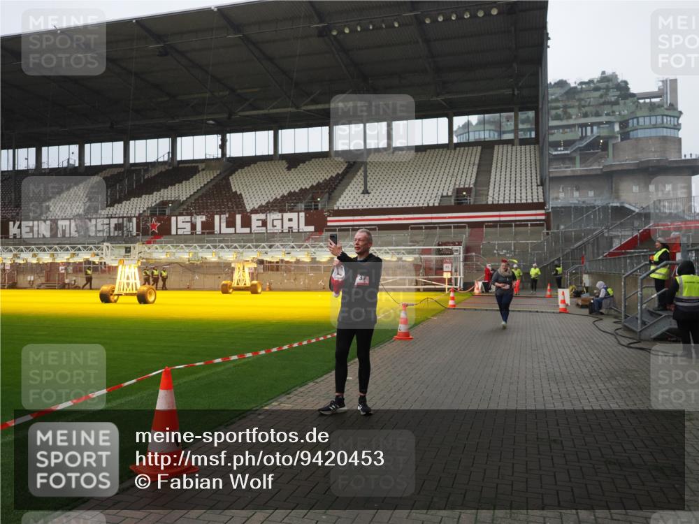 07.12.2025 - St. Pauli X-Mass-Run No. 15 Fabian Wolf http://msf.ph/oto/9420453 07.12.2025 11:39:37 Ziel 12, 3593 meine-sportfotos.de