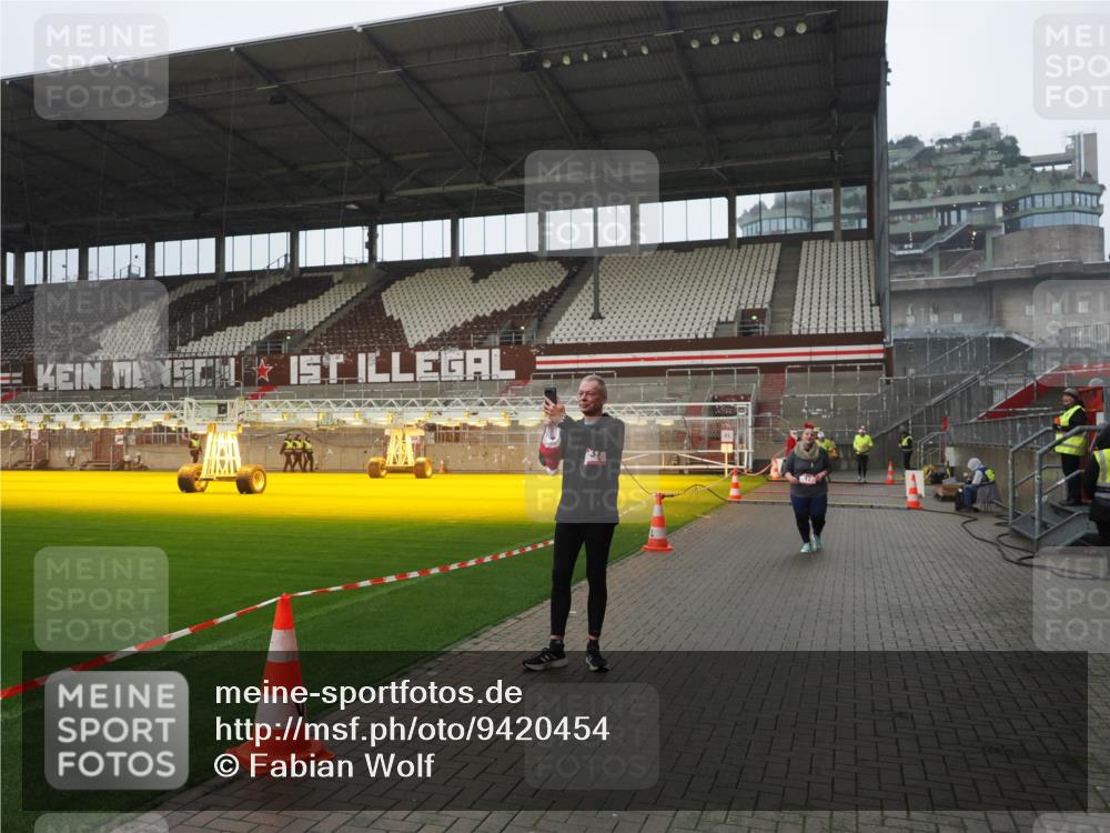 07.12.2025 - St. Pauli X-Mass-Run No. 15 Fabian Wolf http://msf.ph/oto/9420454 07.12.2025 11:39:39 Ziel 12, 3593 meine-sportfotos.de