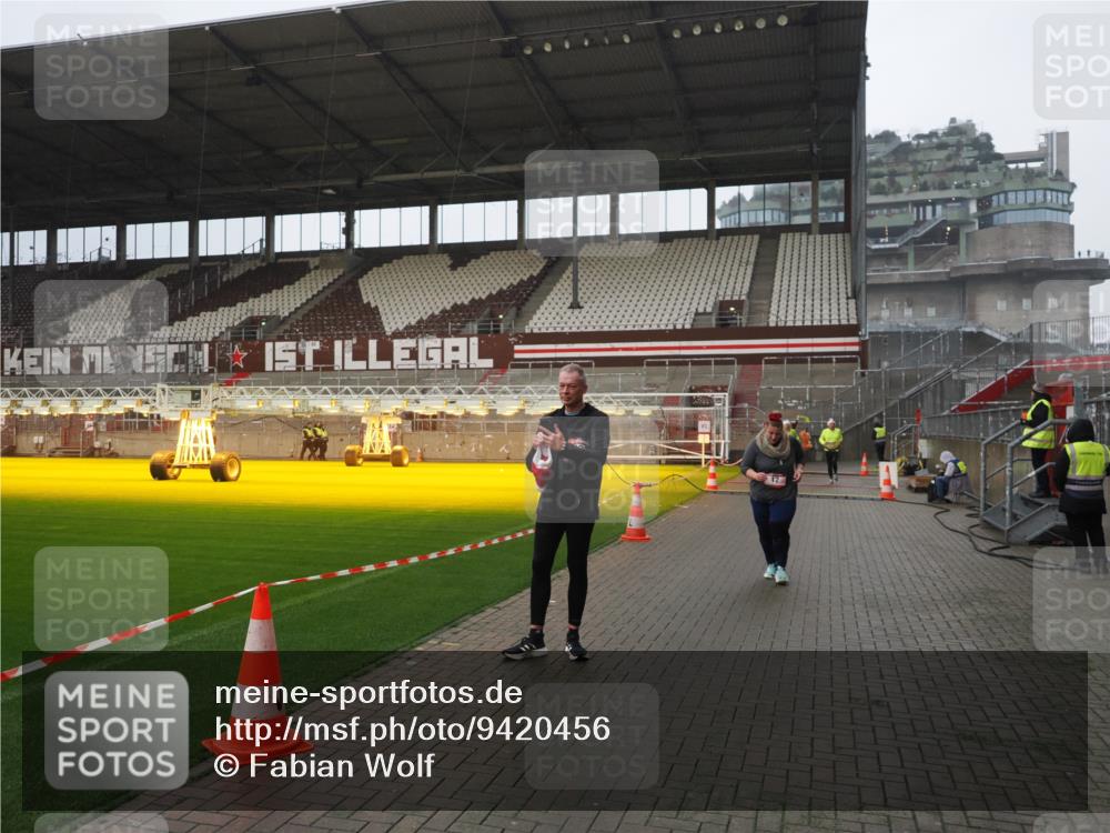 07.12.2025 - St. Pauli X-Mass-Run No. 15 Fabian Wolf http://msf.ph/oto/9420456 07.12.2025 11:39:40 Ziel 12, 533, 3362, 3593 meine-sportfotos.de