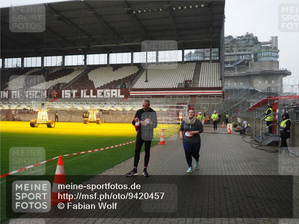 07.12.2025 - St. Pauli X-Mass-Run No. 15 Fabian Wolf http://msf.ph/oto/9420457 07.12.2025 11:39:42 Ziel 12, 533, 3362, 3593 meine-sportfotos.de