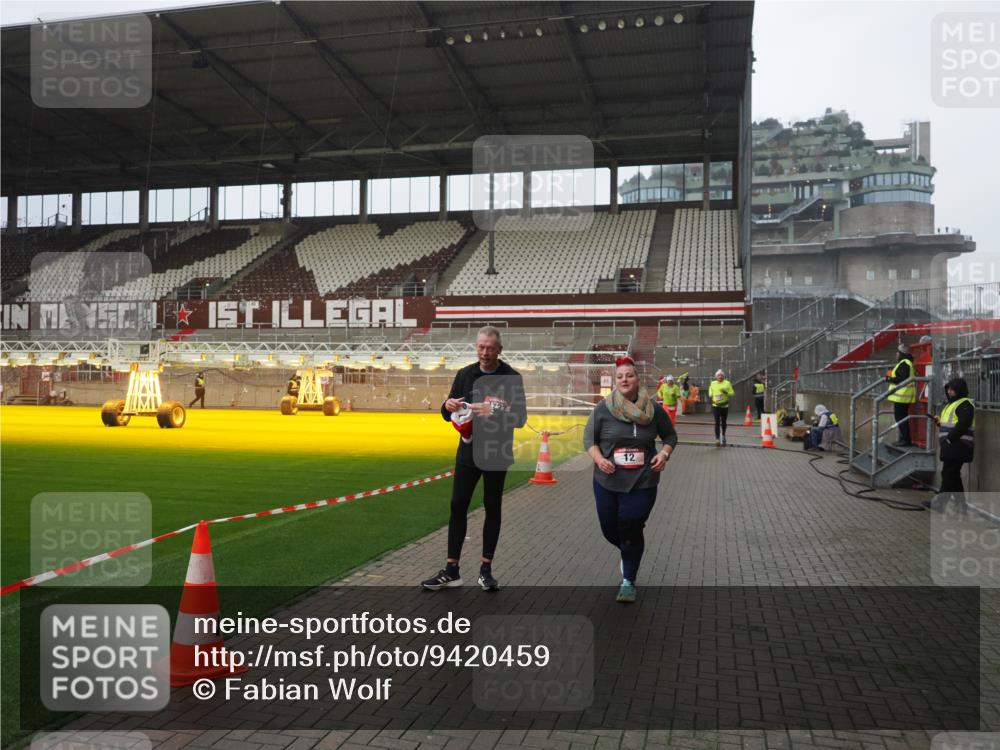 07.12.2025 - St. Pauli X-Mass-Run No. 15 Fabian Wolf http://msf.ph/oto/9420459 07.12.2025 11:39:42 Ziel 12, 533, 3362, 3593 meine-sportfotos.de