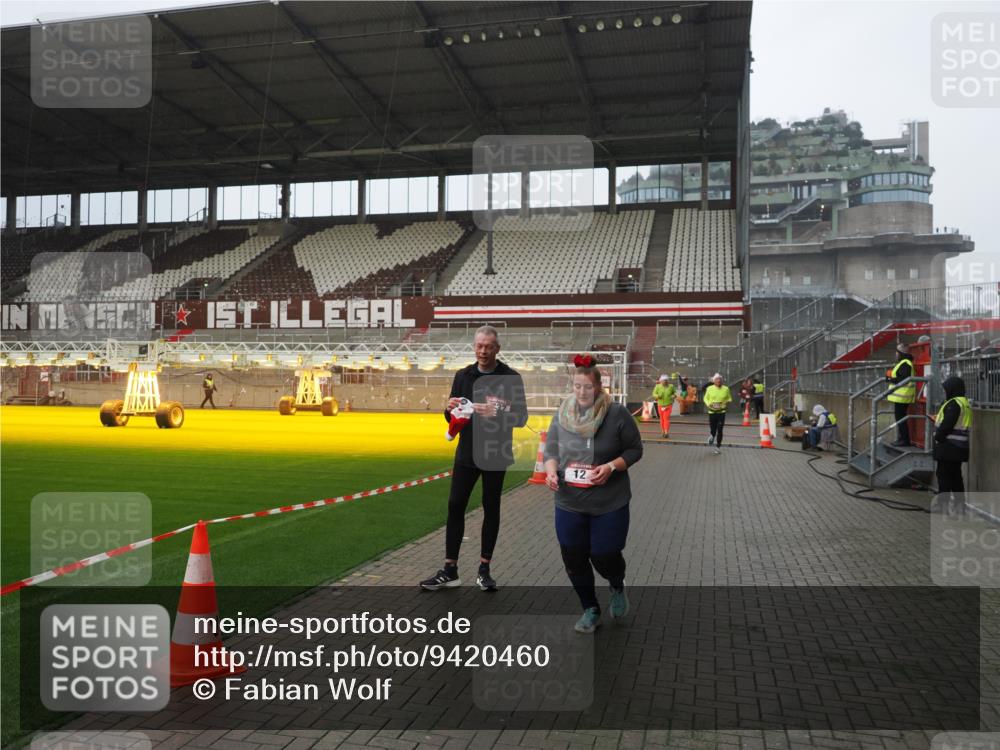 07.12.2025 - St. Pauli X-Mass-Run No. 15 Fabian Wolf http://msf.ph/oto/9420460 07.12.2025 11:39:43 Ziel 12, 533, 3362, 3593 meine-sportfotos.de