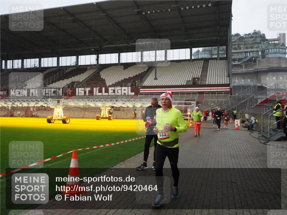 07.12.2025 - St. Pauli X-Mass-Run No. 15 Fabian Wolf http://msf.ph/oto/9420464 07.12.2025 11:39:48 Ziel 12, 533, 1838, 1843, 2561, 3362 meine-sportfotos.de