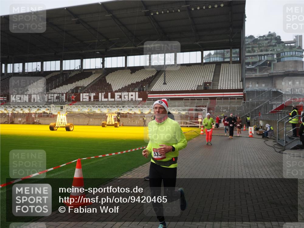 07.12.2025 - St. Pauli X-Mass-Run No. 15 Fabian Wolf http://msf.ph/oto/9420465 07.12.2025 11:39:48 Ziel 12, 533, 1838, 1843, 2561, 3362 meine-sportfotos.de